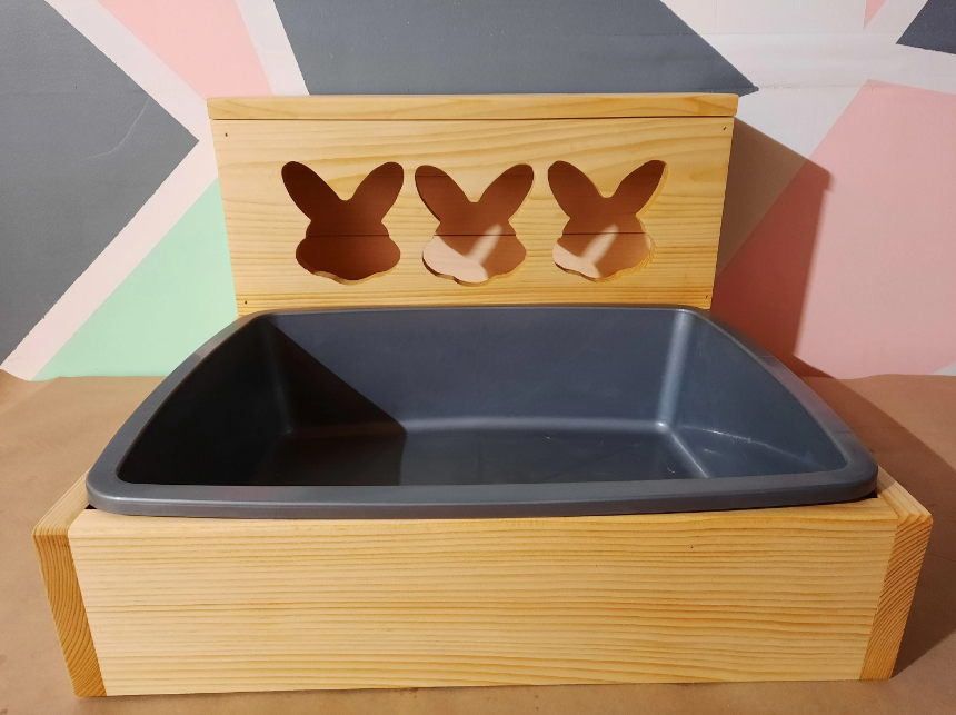 Rabbit litter box with hay feeder clearance